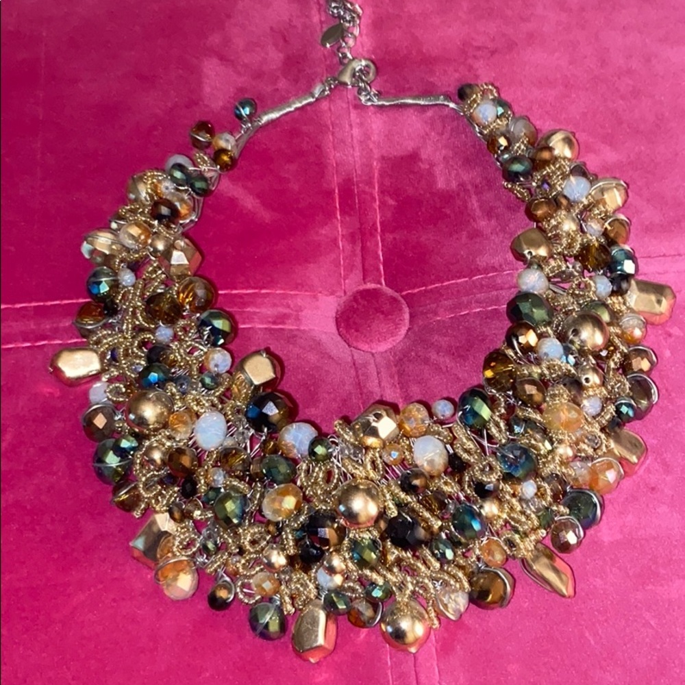 STATEMENT NECKLACE